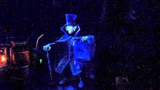 Hatbox Ghost reappears in the Haunted Mansion at Disneyland California [upl. by Goodard]